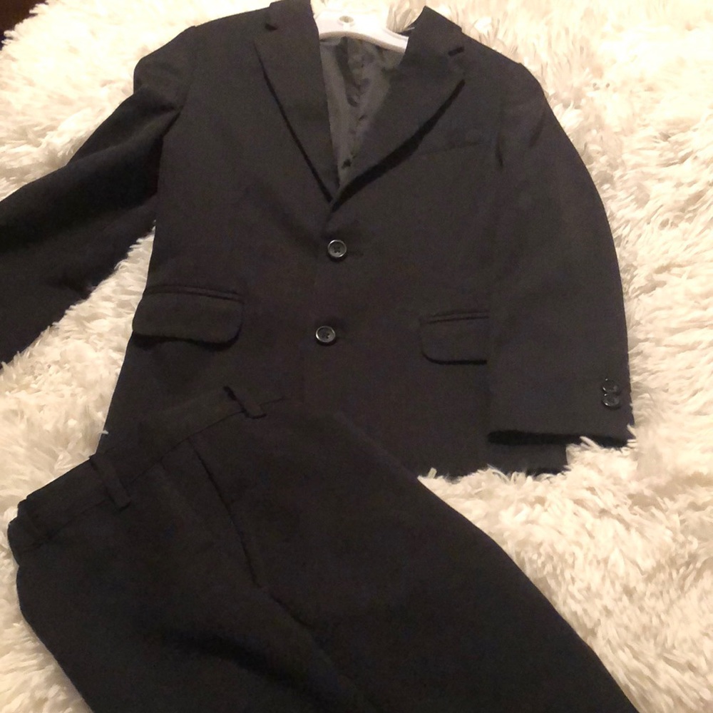 Boys black suit —-size 7